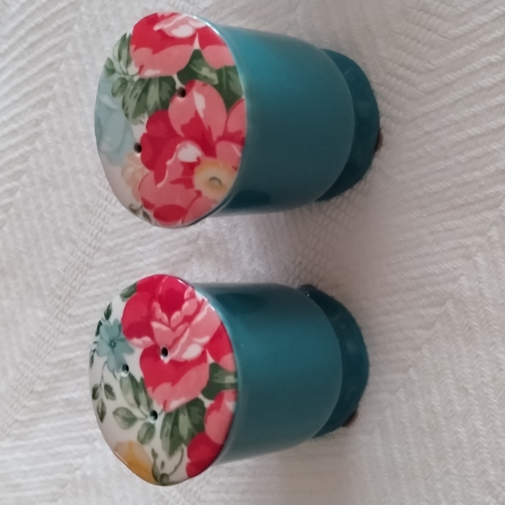 The Pioneer Woman Salt and pepper shakers
